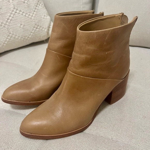 Nisolo Dari Boot - Almond Leather - Picture 3 of 9